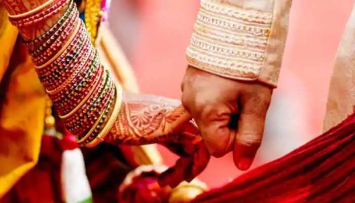 ਵਿਆਹ ਸਮਾਗਮ ਵਿੱਚੋਂ ਲਾੜੇ ਨੂੰ ਪੁਲਿਸ ਚੱਕ ਕੇ ਲੈ ਗਈ, ਪਰਿਵਾਰ ਨੇ ਸਾਹ 'ਚ ਸਾਹ ਆਇਆ,ਜਾਣੋ ਪੂਰਾ ਮਾਮਲਾ ਵਿਆਹ ਸਮਾਗਮ ਵਿੱਚੋਂ ਲਾੜੇ ਨੂੰ ਪੁਲਿਸ ਚੱਕ ਕੇ ਲੈ ਗਈ, ਪਰਿਵਾਰ ਨੇ ਸਾਹ 'ਚ ਸਾਹ ਆਇਆ,ਜਾਣੋ ਪੂਰਾ ਮਾਮਲਾ