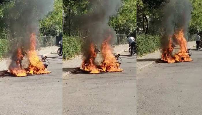 Udaipur News : सड़क चलती स्कूटी 5 मिनट में हुई खाक, बाल-बाल बचा चालक Udaipur News : सड़क चलती स्कूटी 5 मिनट में हुई खाक, बाल-बाल बचा चालक