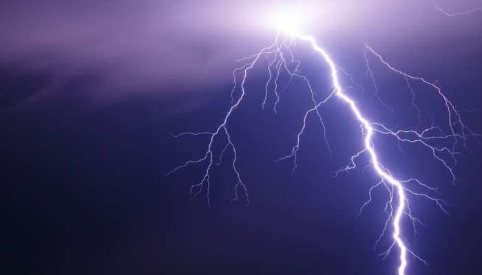 What are the pecautions when Lightning is in the sky | आकाशीय बिजली से बचने  के लिए क्या करें, जानिए क्या हैं उपाय | Hindi News, खबरें काम की