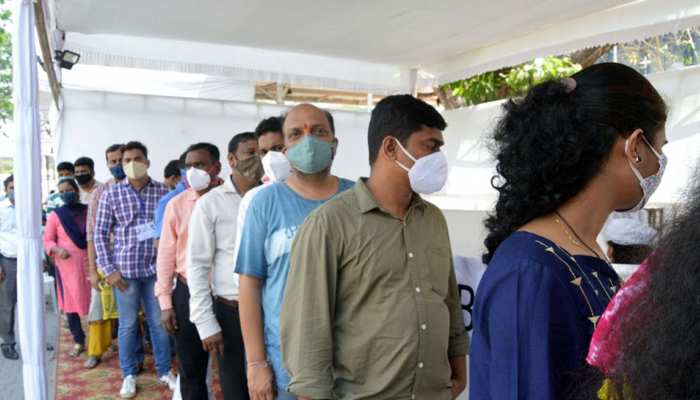 Delhi में फिर बढ़ा Coronavirus का खतरा, लगातार तीसरे दिन 400 से ज्यादा नए मामले Delhi में फिर बढ़ा Coronavirus का खतरा, लगातार तीसरे दिन 400 से ज्यादा नए मामले
