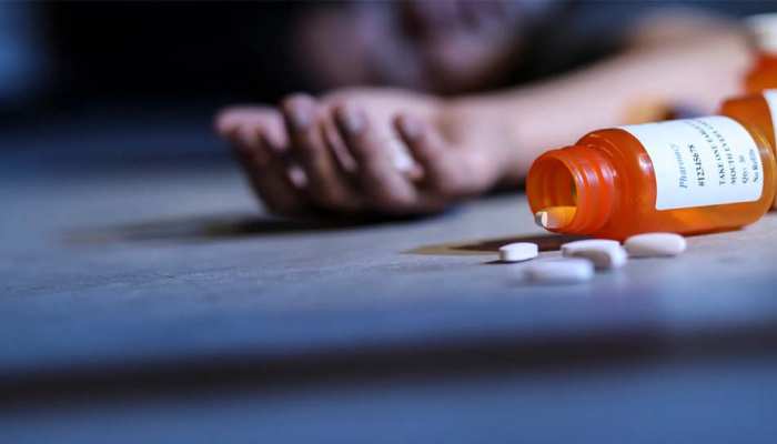 Bijnaur Minor Suicide Attempt by Consuming Poison because of Eve Teasing by Neighbour upns | पड़ोसी ने घर में घुस कर की थी छेड़छाड़, सदमे में आकर नाबालिग ने खा लिया जहर |