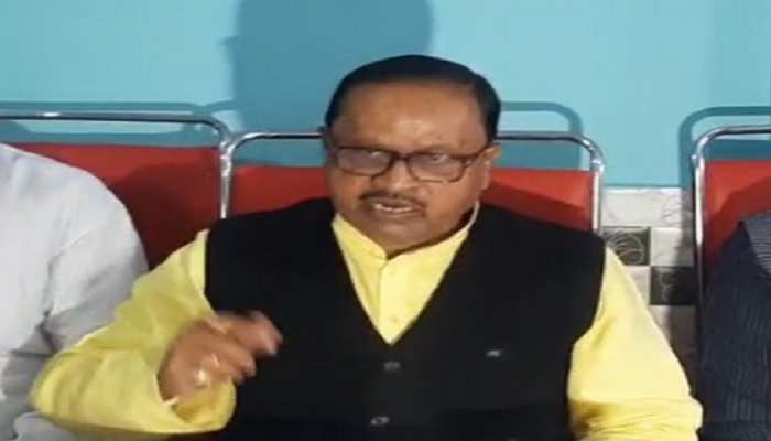 Bhagalpur: 'नैकी बहुरिया नाचे' पर जमकर थिरके JDU MLA गोपाल मंडल, Dance Video हुआ Viral Bhagalpur: 'नैकी बहुरिया नाचे' पर जमकर थिरके JDU MLA गोपाल मंडल, Dance Video हुआ Viral