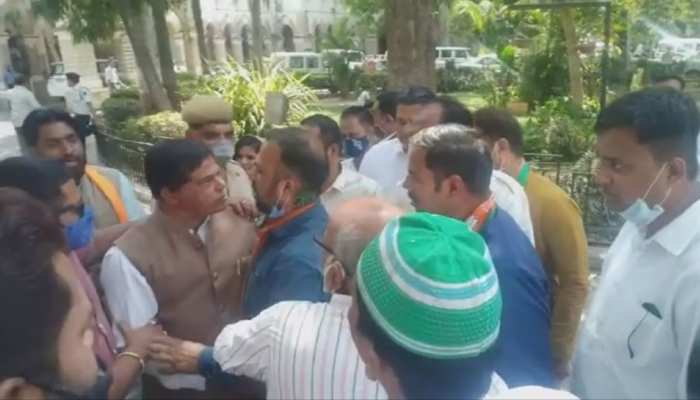 Udaipur में BJP नेता आपस में ही भिड़े, जमकर एक दूसरे को दी गालियां Udaipur में BJP नेता आपस में ही भिड़े, जमकर एक दूसरे को दी गालियां