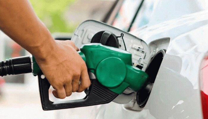 यहां से महज 5 किमी दूर 10 रुपये सस्ता मिलता है Petrol, लगती हैं लंबी-लंबी लाइनें यहां से महज 5 किमी दूर 10 रुपये सस्ता मिलता है Petrol, लगती हैं लंबी-लंबी लाइनें