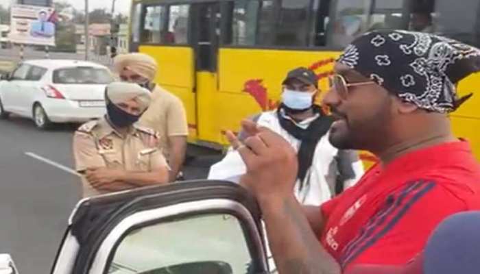 ਮਾਸਟਰ ਸਲੀਮ ਦਾ ਕੱਟਿਆ ਚਲਾਨ ਤਾਂ ਹੱਥ ਜੋੜ ਦਿੱਤੀ ਇਹ ਦਲੀਲ,ਇੰਸਪੈਕਟਰ ਨੇ ਵੀ ਤਸਲੀ ਕਰਵਾ ਦਿੱਤੀ ਮਾਸਟਰ ਸਲੀਮ ਦਾ ਕੱਟਿਆ ਚਲਾਨ ਤਾਂ ਹੱਥ ਜੋੜ ਦਿੱਤੀ ਇਹ ਦਲੀਲ,ਇੰਸਪੈਕਟਰ ਨੇ ਵੀ ਤਸਲੀ ਕਰਵਾ ਦਿੱਤੀ