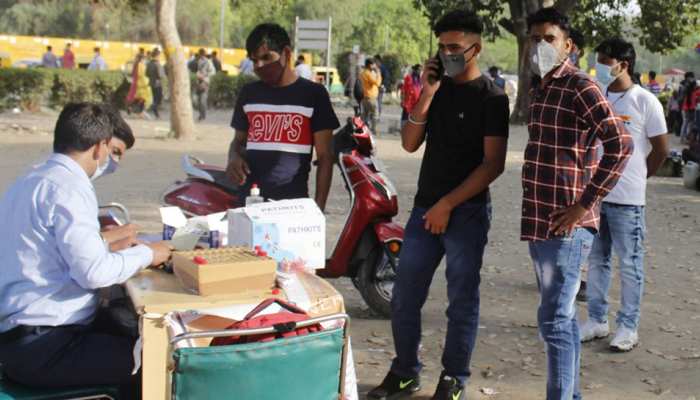 Delhi में फिर बढ़ने लगा Corona का कहर, 24 घंटे में 813 नए मामले सामने आए Delhi में फिर बढ़ने लगा Corona का कहर, 24 घंटे में 813 नए मामले सामने आए