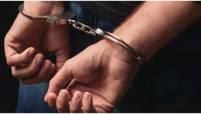 एशियन पेंट की डुप्लीकेसी मामले में बड़ा कारोबारी गिरफ्तार, कई धाराओं में केस दर्ज एशियन पेंट की डुप्लीकेसी मामले में बड़ा कारोबारी गिरफ्तार, कई धाराओं में केस दर्ज