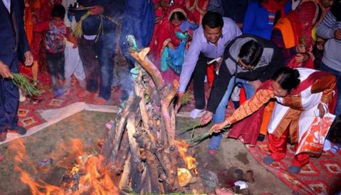 दिवाली की तरह होली पर भी होती है मां लक्ष्मी की पूजा, होलिका दहन पर ऐसे करें मां लक्ष्मी को खुश-Like Diwali, Maa Lakshmi is worshiped on Holi too, this is how to please Maa Lakshmi on Holika Dahan