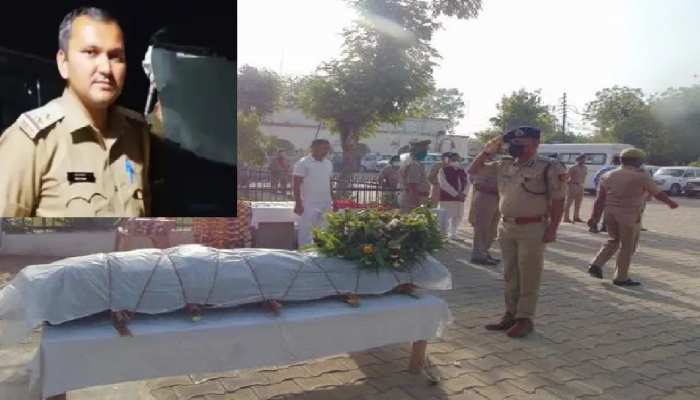 शहीद दारोगा प्रशांत यादव पंचतत्व में विलीन, कंधों पर थी 2 परिवारों की जिम्मेदारी शहीद दारोगा प्रशांत यादव पंचतत्व में विलीन, कंधों पर थी 2 परिवारों की जिम्मेदारी
