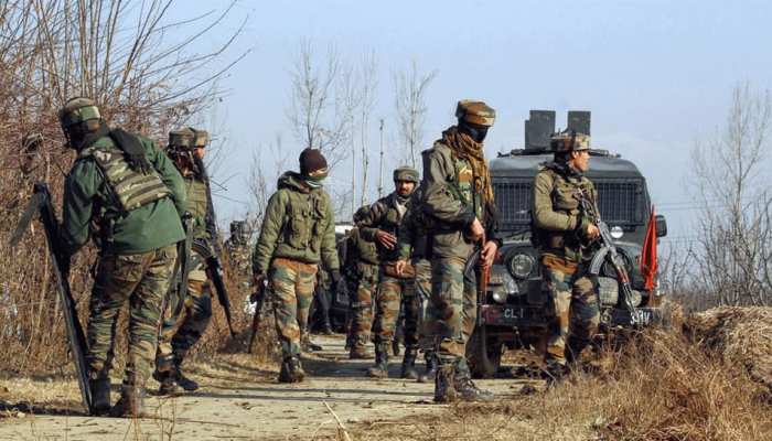 श्रीनगर: CRPF जवानों पर आतंकियों ने की फायरिंग, एक जवान शहीद, 3 जख्मी श्रीनगर: CRPF जवानों पर आतंकियों ने की फायरिंग, एक जवान शहीद, 3 जख्मी