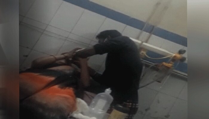 MP:ये है प्रदेश के अस्पताल का हाल, यहां डॉक्टर नहीं वॉर्ड बॉय करता है मरीज का इलाज! MP:ये है प्रदेश के अस्पताल का हाल, यहां डॉक्टर नहीं वॉर्ड बॉय करता है मरीज का इलाज!