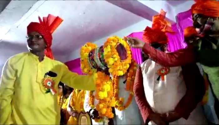 prayagraj unique hathoda barat in prayagraj tradition of holi festival  hammer grand procession with band instrument pcup | यूपी के इस शहर में  'हथौड़े' को बनाया जाता है 'दूल्हा', बैंड-बाजे के साथ