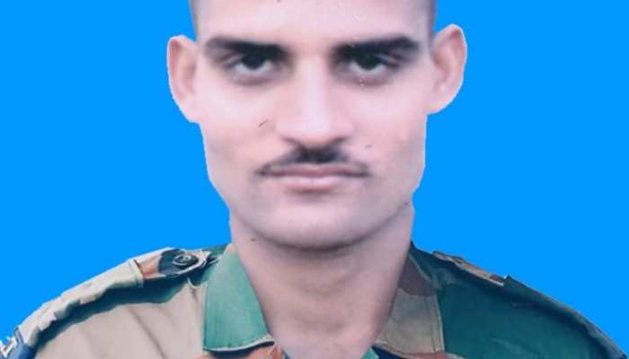 शोपियां में आतंकियों से लोहा लेते शहीद हुए पिंकू कुमार, सेना ने दी श्रद्धांजलि, गांव में मचा कोहराम शोपियां में आतंकियों से लोहा लेते शहीद हुए पिंकू कुमार, सेना ने दी श्रद्धांजलि, गांव में मचा कोहराम
