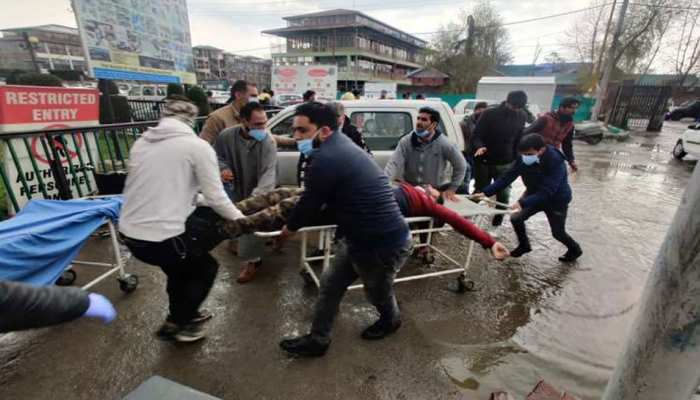 सोपोर में बीडीसी मीटिंग के दौरान आतंकियों ने किया हमला, SPO समेत दो की मौत सोपोर में बीडीसी मीटिंग के दौरान आतंकियों ने किया हमला, SPO समेत दो की मौत