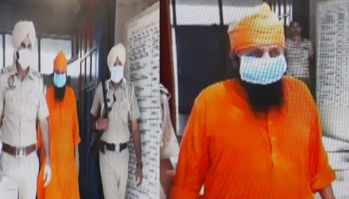 ਸ਼ਿਵ ਸੈਨਾ ਪੰਜਾਬ ਦੇ ਸਭ ਤੋਂ ਵੱਡੇ ਆਗੂ ਨੇ ਸੁਰੱਖਿਆ ਲੈਣ ਖ਼ਾਤਰ ਪੁਲਿਸ ਨੂੰ ਦਿੱਤਾ ਚਕਮਾ, ਪਹੁੰਚਿਆ ਸਲਾਖਾਂ ਪਿੱਛੇ ਸ਼ਿਵ ਸੈਨਾ ਪੰਜਾਬ ਦੇ ਸਭ ਤੋਂ ਵੱਡੇ ਆਗੂ ਨੇ ਸੁਰੱਖਿਆ ਲੈਣ ਖ਼ਾਤਰ ਪੁਲਿਸ ਨੂੰ ਦਿੱਤਾ ਚਕਮਾ, ਪਹੁੰਚਿਆ ਸਲਾਖਾਂ ਪਿੱਛੇ