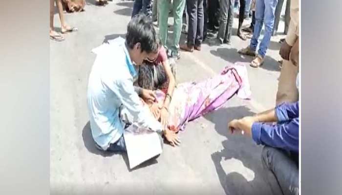 कैंसर से बुजुर्ग के शरीर में पड़ने लगे थे कीड़े, परेशान हो लगा ली फांसी, परिजनों ने मंत्री पर लगाए यह आरोप कैंसर से बुजुर्ग के शरीर में पड़ने लगे थे कीड़े, परेशान हो लगा ली फांसी, परिजनों ने मंत्री पर लगाए यह आरोप