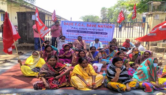 FCI Privatization: ସଂଯୁକ୍ତ କିଷାନ ମୋର୍ଚ୍ଚା ପକ୍ଷରୁ ବିକ୍ଷୋଭ ପ୍ରଦର୍ଶନ FCI Privatization: ସଂଯୁକ୍ତ କିଷାନ ମୋର୍ଚ୍ଚା ପକ୍ଷରୁ ବିକ୍ଷୋଭ ପ୍ରଦର୍ଶନ