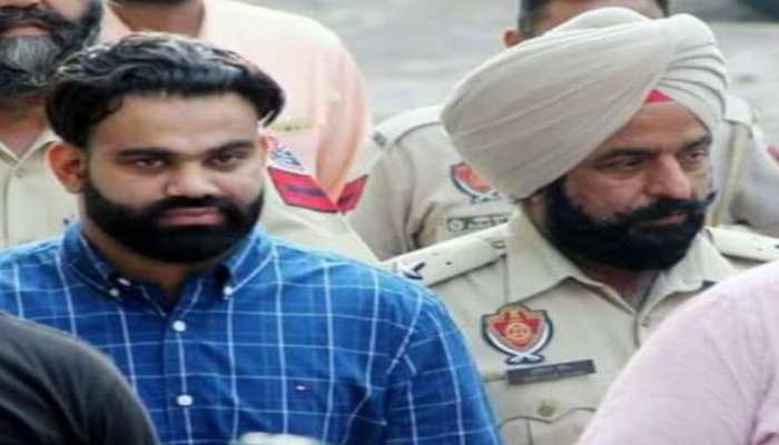'ਪੰਜਾਬ ਪੁਲਿਸ ਜੇਲ੍ਹ 'ਚ ਮੇਰੇ ਐਨਕਾਉਂਟਰ ਦੀ ਸਾਜਿਸ਼ ਰਚ ਰਹੀ ਹੈ', ਬਿਕਰਮ ਮਜੀਠੀਆ ਨੂੰ ਧਮਕੀ ਦੇਣ ਵਾਲਾ ਗੈਂਗਸਟਰ ਪਹੁੰਚਿਆ ਹਾਈਕੋਰਟ 'ਪੰਜਾਬ ਪੁਲਿਸ ਜੇਲ੍ਹ 'ਚ ਮੇਰੇ ਐਨਕਾਉਂਟਰ ਦੀ ਸਾਜਿਸ਼ ਰਚ ਰਹੀ ਹੈ', ਬਿਕਰਮ ਮਜੀਠੀਆ ਨੂੰ ਧਮਕੀ ਦੇਣ ਵਾਲਾ ਗੈਂਗਸਟਰ ਪਹੁੰਚਿਆ ਹਾਈਕੋਰਟ