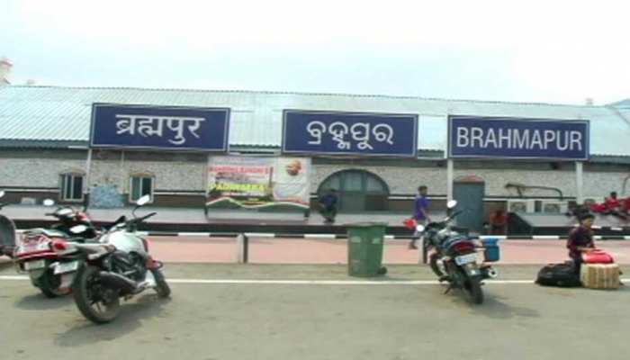 ମୁକୁଳା ପଡିଛି ରେଳଷ୍ଟେସନ; ଫାଇଦା ଉଠାଉଛନ୍ତି ଅପରାଧି ମୁକୁଳା ପଡିଛି ରେଳଷ୍ଟେସନ; ଫାଇଦା ଉଠାଉଛନ୍ତି ଅପରାଧି