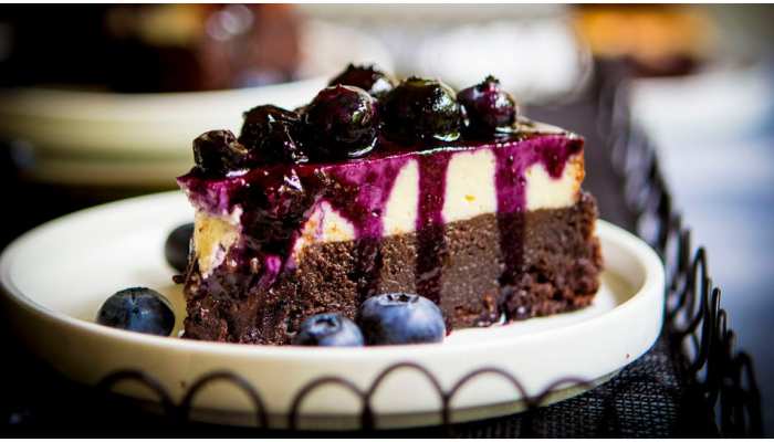 Blueberry Cheesecake Recipe: घर में Biscuit और दूध से बनाएं ब्लूबेरी चीज केक, जानिए आसान रेसिपी Blueberry Cheesecake Recipe: घर में Biscuit और दूध से बनाएं ब्लूबेरी चीज केक, जानिए आसान रेसिपी