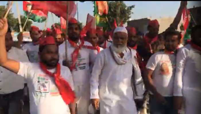 UP पंचायत चुनाव: भीड़ जुटाकर जुलूस निकाल रहे थे BSP विधायक, पत्नी समेत दर्ज हुआ केस UP पंचायत चुनाव: भीड़ जुटाकर जुलूस निकाल रहे थे BSP विधायक, पत्नी समेत दर्ज हुआ केस