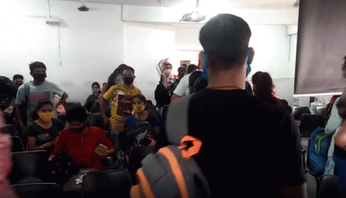 कोरोना को दावत ! मनाही के बावजूद लगा रहे थे ऑफलाइन कक्षाएं, एक क्लास में मिले 326 छात्र कोरोना को दावत ! मनाही के बावजूद लगा रहे थे ऑफलाइन कक्षाएं, एक क्लास में मिले 326 छात्र