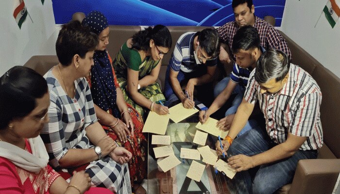 Rajasthan में और तेज़ हुआ 'फीस विवाद', अब पैरेंट्स ने शुरू किया Postcard Campaign Rajasthan में और तेज़ हुआ 'फीस विवाद', अब पैरेंट्स ने शुरू किया Postcard Campaign
