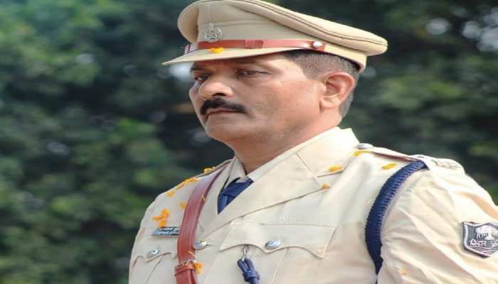 बिहार: SHO के परिजनों ने शव लेने से किया मना, उच्च स्तरीय जांच की मांग की बिहार: SHO के परिजनों ने शव लेने से किया मना, उच्च स्तरीय जांच की मांग की