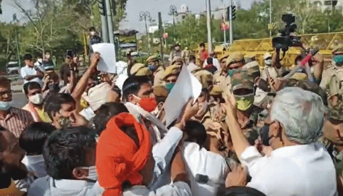 Jaipur: सरकार को ढूंढ़ने के लिए BJP ने निकाली लालटेन यात्रा, पुलिस से धक्का-मुक्की Jaipur: सरकार को ढूंढ़ने के लिए BJP ने निकाली लालटेन यात्रा, पुलिस से धक्का-मुक्की