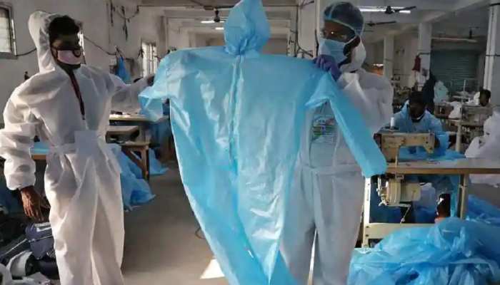 कोरोना से लोगों को बचाने वाले ही कर रहे हैं लापरवाही, बिना PPE KIT पहनें कर रहे जांच कोरोना से लोगों को बचाने वाले ही कर रहे हैं लापरवाही, बिना PPE KIT पहनें कर रहे जांच