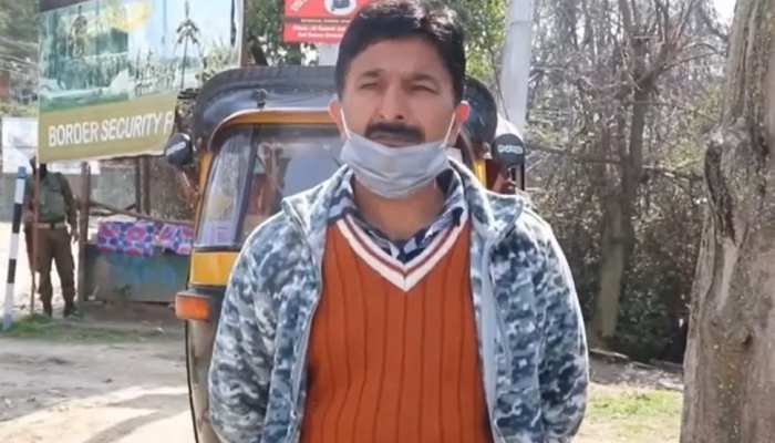 ईमानदारी की मिसाल बने ऑटो चालक जावेद अहमद, लौटाया डेढ़ लाख का फोन ईमानदारी की मिसाल बने ऑटो चालक जावेद अहमद, लौटाया डेढ़ लाख का फोन