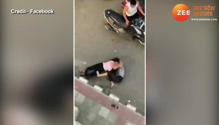 hilarious as two girls fighting badly on road video gone viral on social media watch video uppm