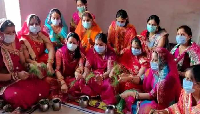 Bikaner: कोरोना काल के बीच शुरू हुई गणगौर महोत्सव की तैयारियां, कोविड नियमों का किया जा रहा पालन Bikaner: कोरोना काल के बीच शुरू हुई गणगौर महोत्सव की तैयारियां, कोविड नियमों का किया जा रहा पालन
