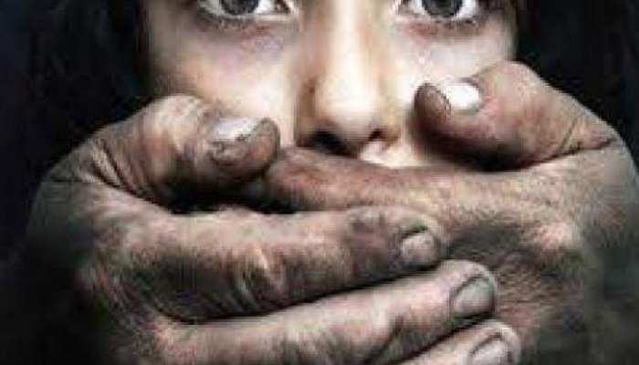 बदमाशों ने किया लड़की का अपहरण, मास्क हटाया तो रह गए हैरान, बोले- गलती हो गई... बदमाशों ने किया लड़की का अपहरण, मास्क हटाया तो रह गए हैरान, बोले- गलती हो गई...