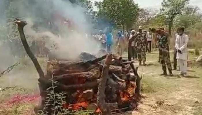 अमेठी के BSF जवान का 96 घंटे बाद हुआ अंतिम संस्कार, शहीद का दर्जा देने पर अड़े हुए थे परिजन अमेठी के BSF जवान का 96 घंटे बाद हुआ अंतिम संस्कार, शहीद का दर्जा देने पर अड़े हुए थे परिजन