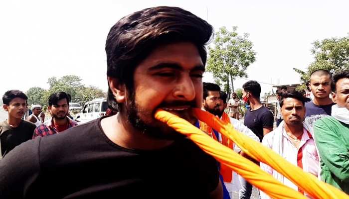 Bihar: वैशाली के सपूत रंजन कुमार का कारनामा, दांतों से खींचा ट्रक Bihar: वैशाली के सपूत रंजन कुमार का कारनामा, दांतों से खींचा ट्रक