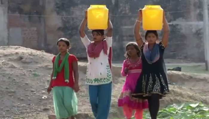 हाय गर्मी! लातेहार में जलसंकट गहराया, बूंद-बूंद को मोहताज हुए लोग हाय गर्मी! लातेहार में जलसंकट गहराया, बूंद-बूंद को मोहताज हुए लोग