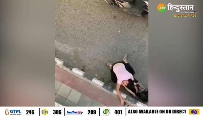 Viral Video: दो पापा के परियों ने दिखाई अपने बालों की मजबूती, वीडियो हुआ वायरल