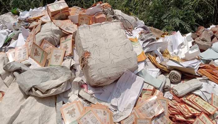 बिहार में MNREGA कार्यालय से फेंके गए हजारों जॉब कार्ड, उठे कई सवाल बिहार में MNREGA कार्यालय से फेंके गए हजारों जॉब कार्ड, उठे कई सवाल