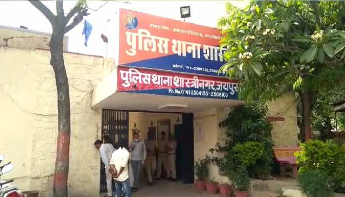 देश में Corona Vaccine की किल्लत जारी, इसी बीच अस्पताल से चोरी हो गई 320 डोज देश में Corona Vaccine की किल्लत जारी, इसी बीच अस्पताल से चोरी हो गई 320 डोज