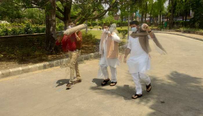 लकड़ी और ऑक्सीजन की कमी से सरकार बेहाल! कंधे पर सिलेंडर ले विपक्ष ने भरी हुंकार लकड़ी और ऑक्सीजन की कमी से सरकार बेहाल! कंधे पर सिलेंडर ले विपक्ष ने भरी हुंकार