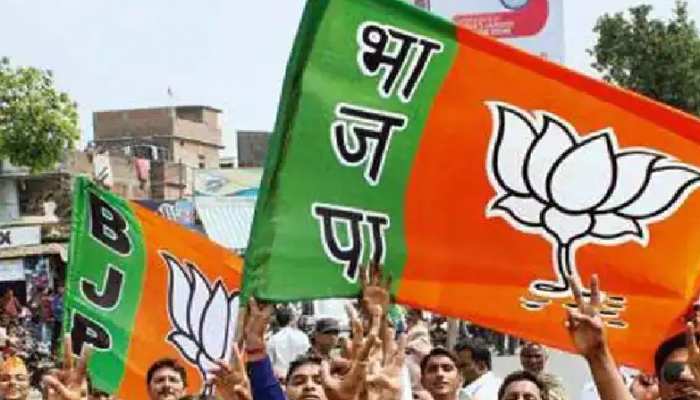 Ramgarh: कोरोना से बेपहरवाह परिवहन अधिकारी ने फूंकी सिगरेट, BJP बोली- अधिकारियों का ये हाल तो बाकी लोगों का क्या Ramgarh: कोरोना से बेपहरवाह परिवहन अधिकारी ने फूंकी सिगरेट, BJP बोली- अधिकारियों का ये हाल तो बाकी लोगों का क्या