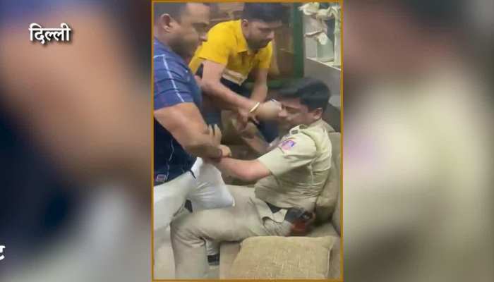 delhi police constable beaten by some people video goes viral