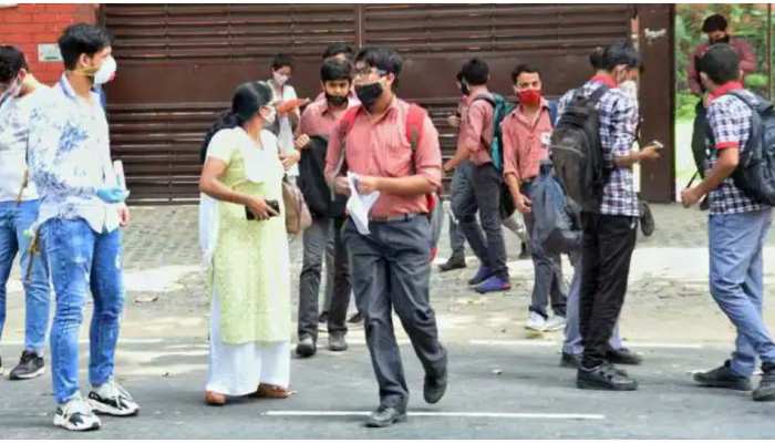 CBSE 12th Board Exam Postponed: 10वीं की तरह आखिर सीबीएसई 12वीं की परीक्षा रद्द क्यों नहीं हुई? जानिए वजह CBSE 12th Board Exam Postponed: 10वीं की तरह आखिर सीबीएसई 12वीं की परीक्षा रद्द क्यों नहीं हुई? जानिए वजह