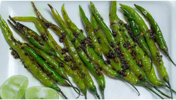 Fried Green Chilli Recipe: तीखा खाने के शौकीन हैं तो जरूर ट्राई करें फ्राइड हरी मिर्च, जानिए बनाने का तरीका Fried Green Chilli Recipe: तीखा खाने के शौकीन हैं तो जरूर ट्राई करें फ्राइड हरी मिर्च, जानिए बनाने का तरीका