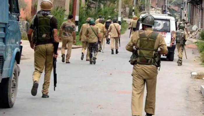 Jammu & Kashmir: आतंकियों की तारीफ करने पर महिला SPO सस्पेंड, FIR के बाद उठाया गया ये कदम Jammu & Kashmir: आतंकियों की तारीफ करने पर महिला SPO सस्पेंड, FIR के बाद उठाया गया ये कदम
