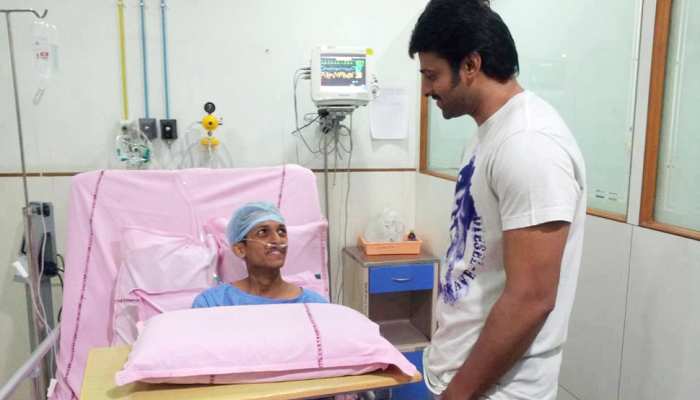 जब अचानक शूटिंग छोड़कर फैन से मिलने अस्पताल पहुंच गए प्रभास, पूरी की आखिरी इच्छा जब अचानक शूटिंग छोड़कर फैन से मिलने अस्पताल पहुंच गए प्रभास, पूरी की आखिरी इच्छा
