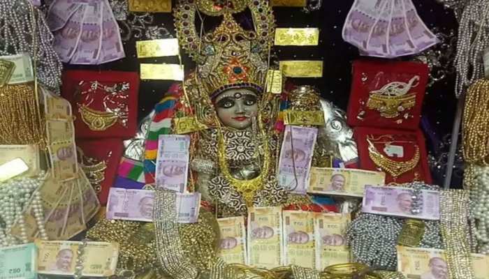 Ratlam Mahalakshmi Temple: भारत का अनोखा मंदिर! जहां प्रसाद में मिलता है सोना-चांदी; महिलाओं को धन की पोटली Ratlam Mahalakshmi Temple: भारत का अनोखा मंदिर! जहां प्रसाद में मिलता है सोना-चांदी; महिलाओं को धन की पोटली