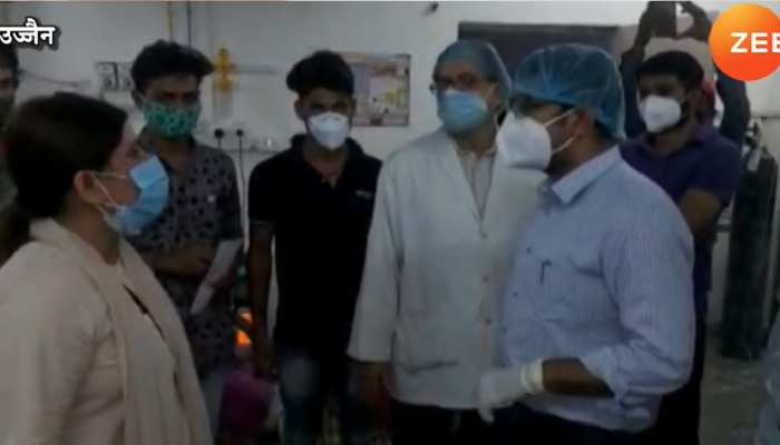अस्पताल में एंट्री करते ही डॉक्टर पर भड़कीं कांग्रेस नेत्री, 'तमीज में रहो, वरना पता चल जाएगा मैं कौन हूं', देखें Video अस्पताल में एंट्री करते ही डॉक्टर पर भड़कीं कांग्रेस नेत्री, 'तमीज में रहो, वरना पता चल जाएगा मैं कौन हूं', देखें Video