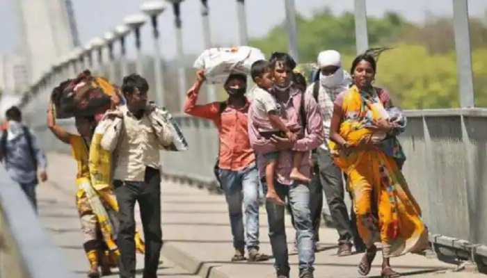 कोरोना काल में अफवाहों का बाजार गर्म, पैदल ही घरों को लौटने को मजबूर हुए श्रमिक कोरोना काल में अफवाहों का बाजार गर्म, पैदल ही घरों को लौटने को मजबूर हुए श्रमिक